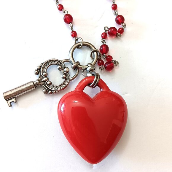 Vintage Classic Hardware Red Beaded Heart & Key Necklace - Picture 2 of 5